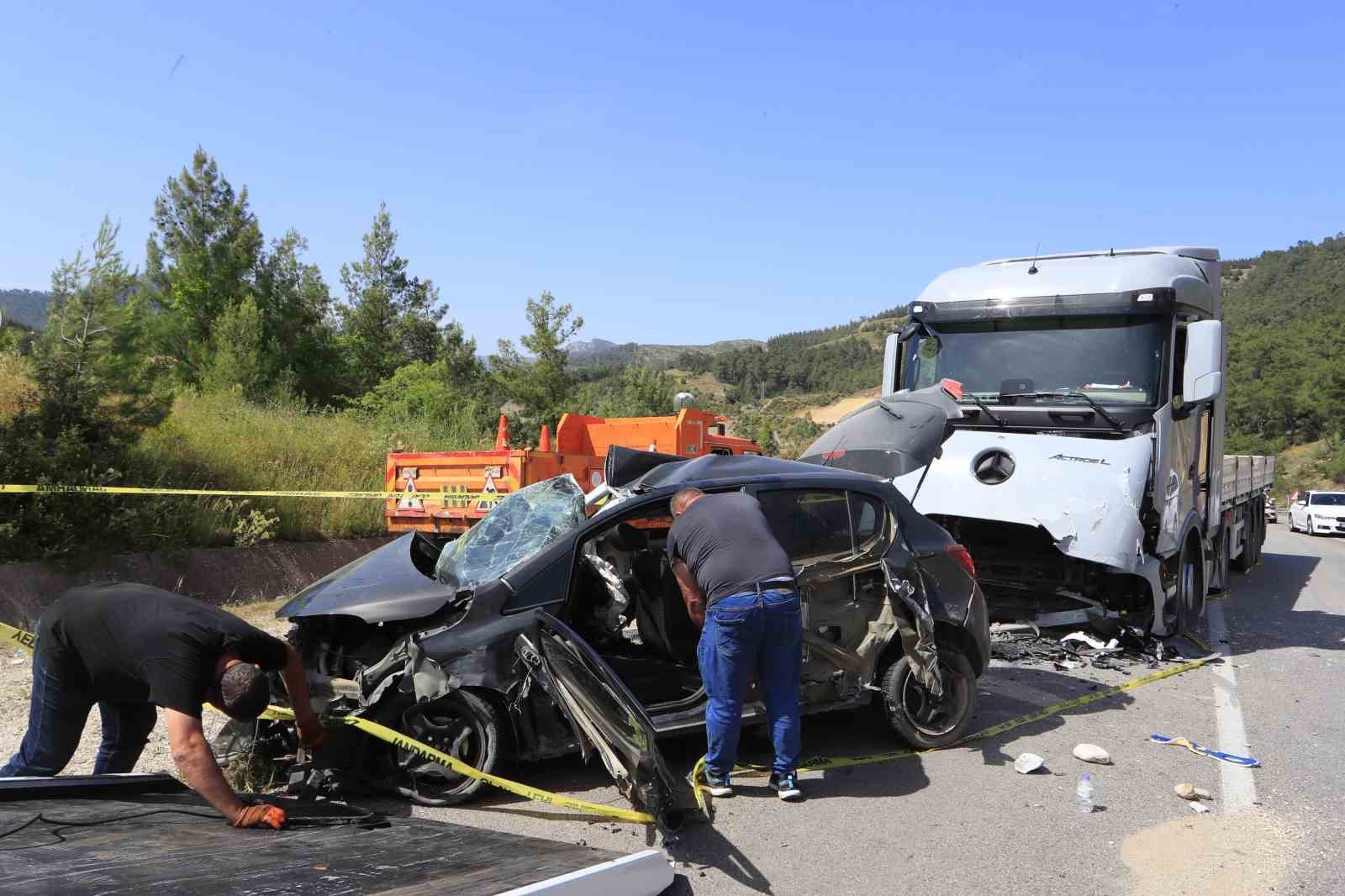 Mermer yüklü tırla kafa kafaya çarpışan otomobildeki çift hayatını kaybetti 9 mermer yuklu tirla kafa kafaya carpisan otomobildeki cift hayatini kaybetti 5 KqTHrRs1
