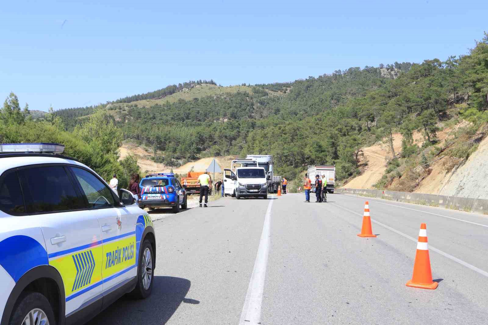 Mermer yüklü tırla kafa kafaya çarpışan otomobildeki çift hayatını kaybetti 10 mermer yuklu tirla kafa kafaya carpisan otomobildeki cift hayatini kaybetti 6 pQdZMFlR