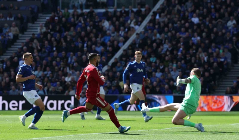 merseyside-derbisinde-kazanan-liverpool-UCMXPHsP.jpg
