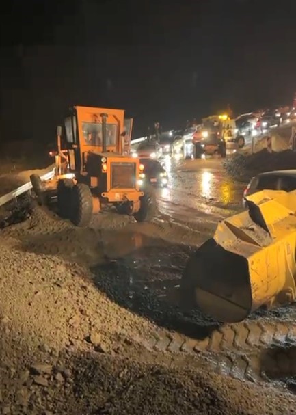 mersin antalya arasinda selle gelen mucurlar yolu kapatti 2 J74Qpepb