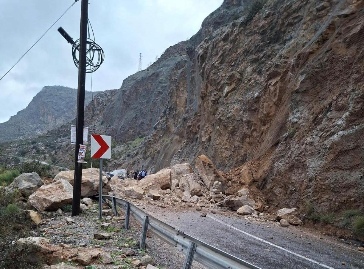 mersin antalya karayolunda heyelan yol trafige kapandi 1 yarali 0