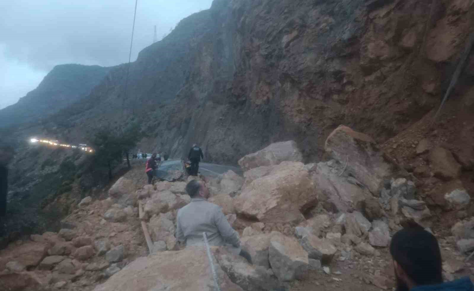 mersin antalya karayolunda heyelan yol trafige kapandi 1 yarali 1