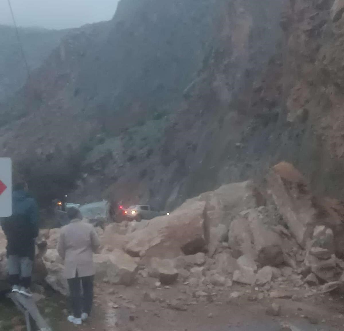 mersin antalya karayolunda heyelan yol trafige kapandi 1 yarali 2 fEd9UWLd