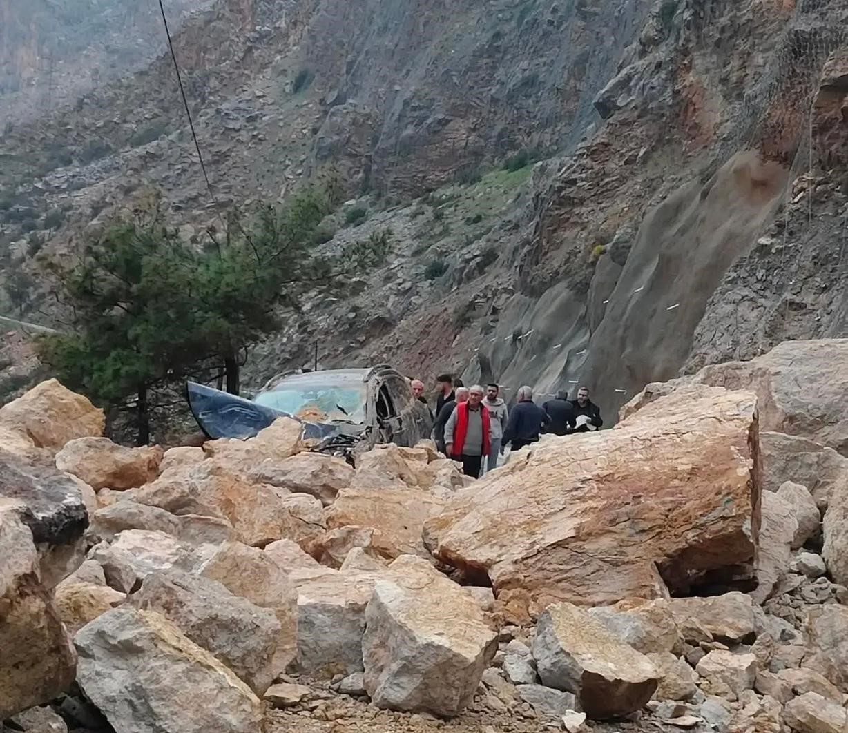 mersin antalya karayolunda heyelan yol trafige kapandi 1 yarali 3 UidBmVZw