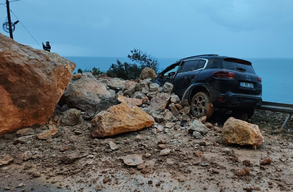 mersin antalya karayolunda heyelan yol trafige kapandi 1 yarali 4 a3gnlKhT