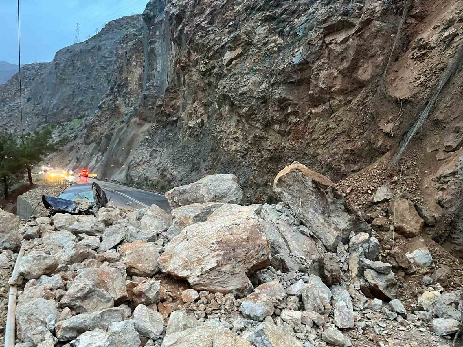 mersin antalya karayolunda heyelan yol trafige kapandi 1 yarali 6 4hi5jPzc