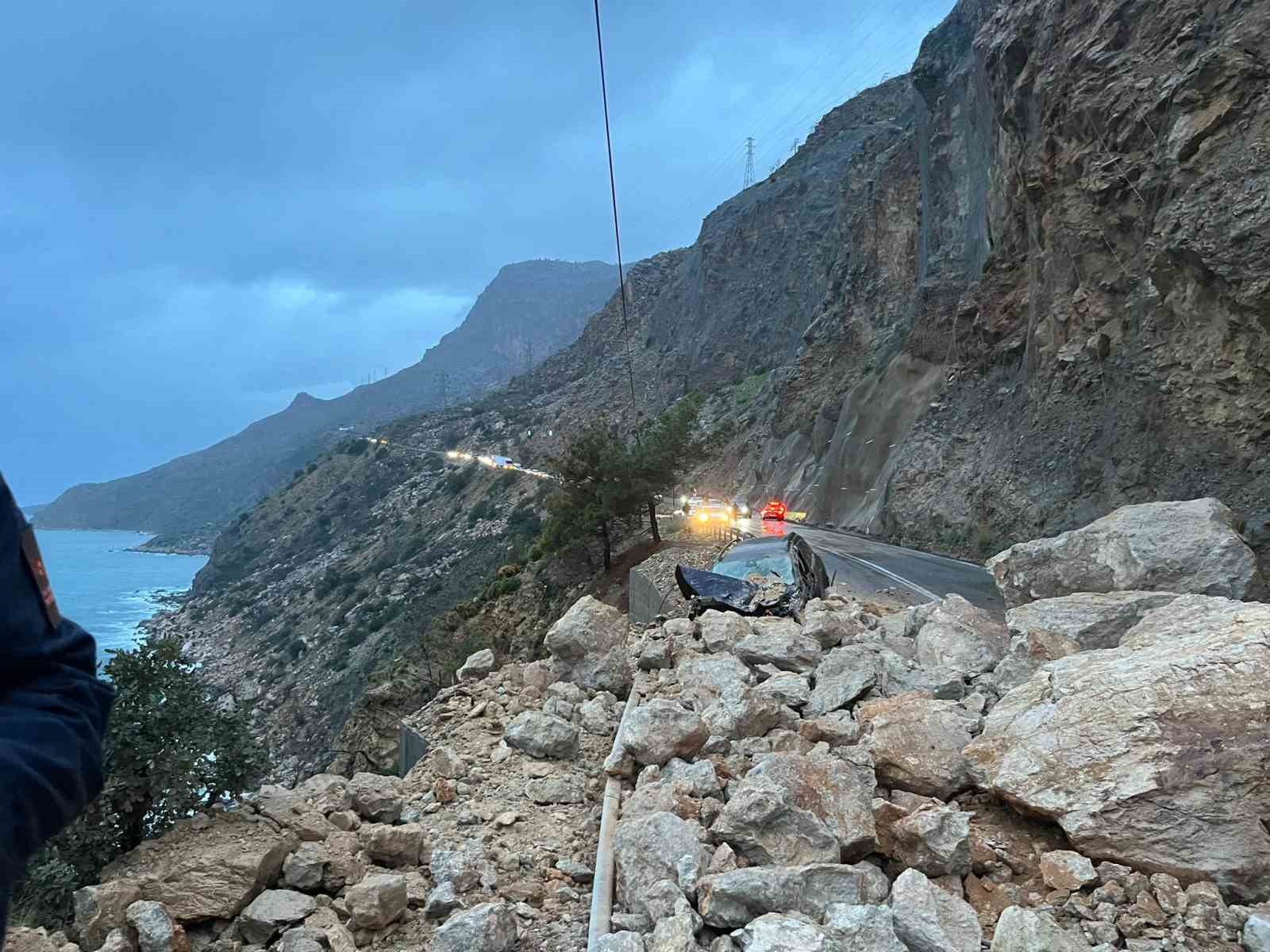 mersin antalya karayolunda heyelan yol trafige kapandi 1 yarali 7 YBywdTUI