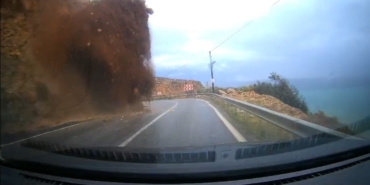mersin-antalya-yolundaki-heyelan-arac-kamerasinda-SVc1pjih.jpg
