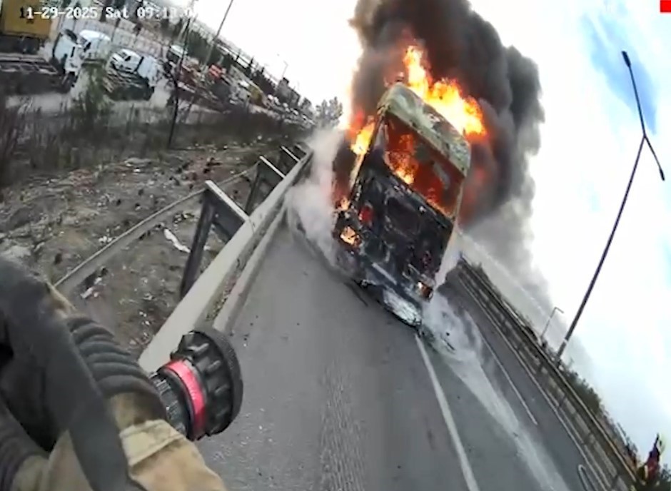 mersin itfaiyesi felaketi onledi patlamalar yasanarak yanan tanker 26 bin litre yakit tasiyormus 1 f3KGLT21