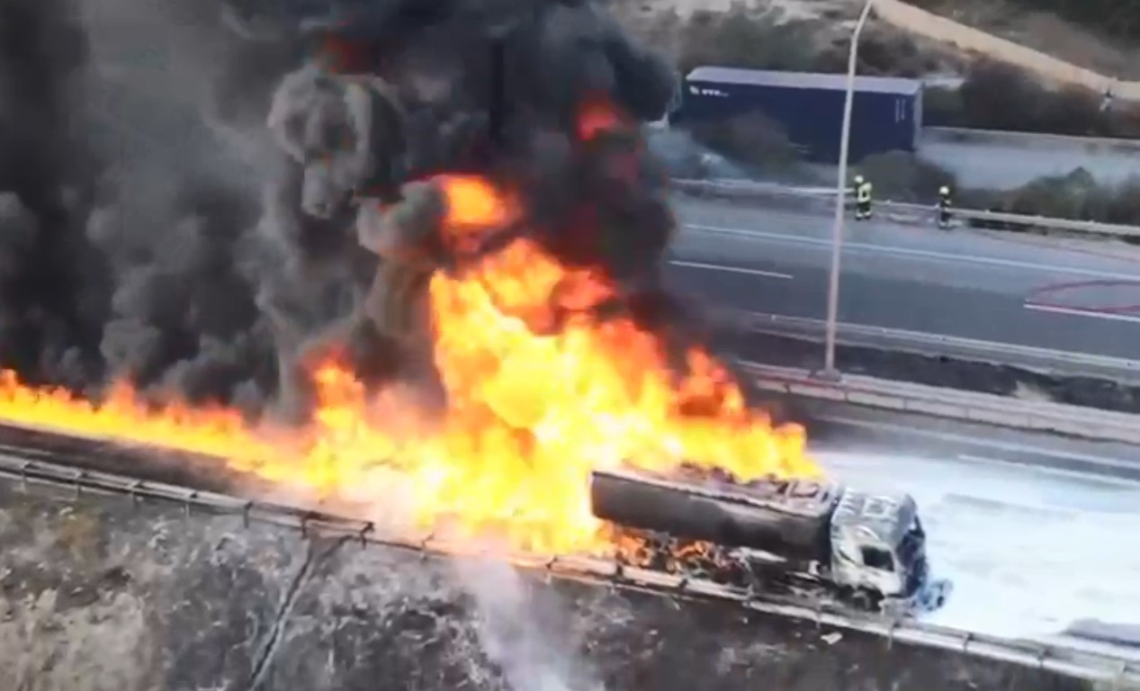 mersin itfaiyesi felaketi onledi patlamalar yasanarak yanan tanker 26 bin litre yakit tasiyormus 3 rZ7Qvnw9