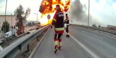 mersin-itfaiyesi-felaketi-onledi-patlamalar-yasanarak-yanan-tanker-26-bin-litre-yakit-tasiyormus-3Pzd1gPP.jpg