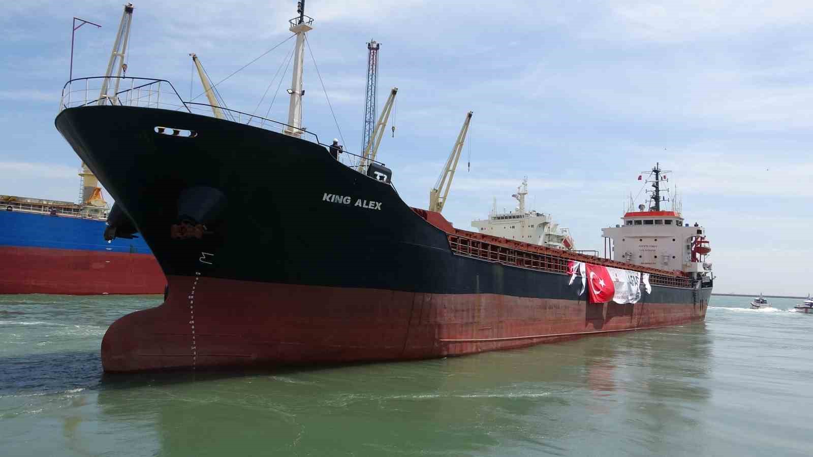 mersin limanindan lubnana 730 tonluk insani yardim yola cikti 2 FuOZHkaq