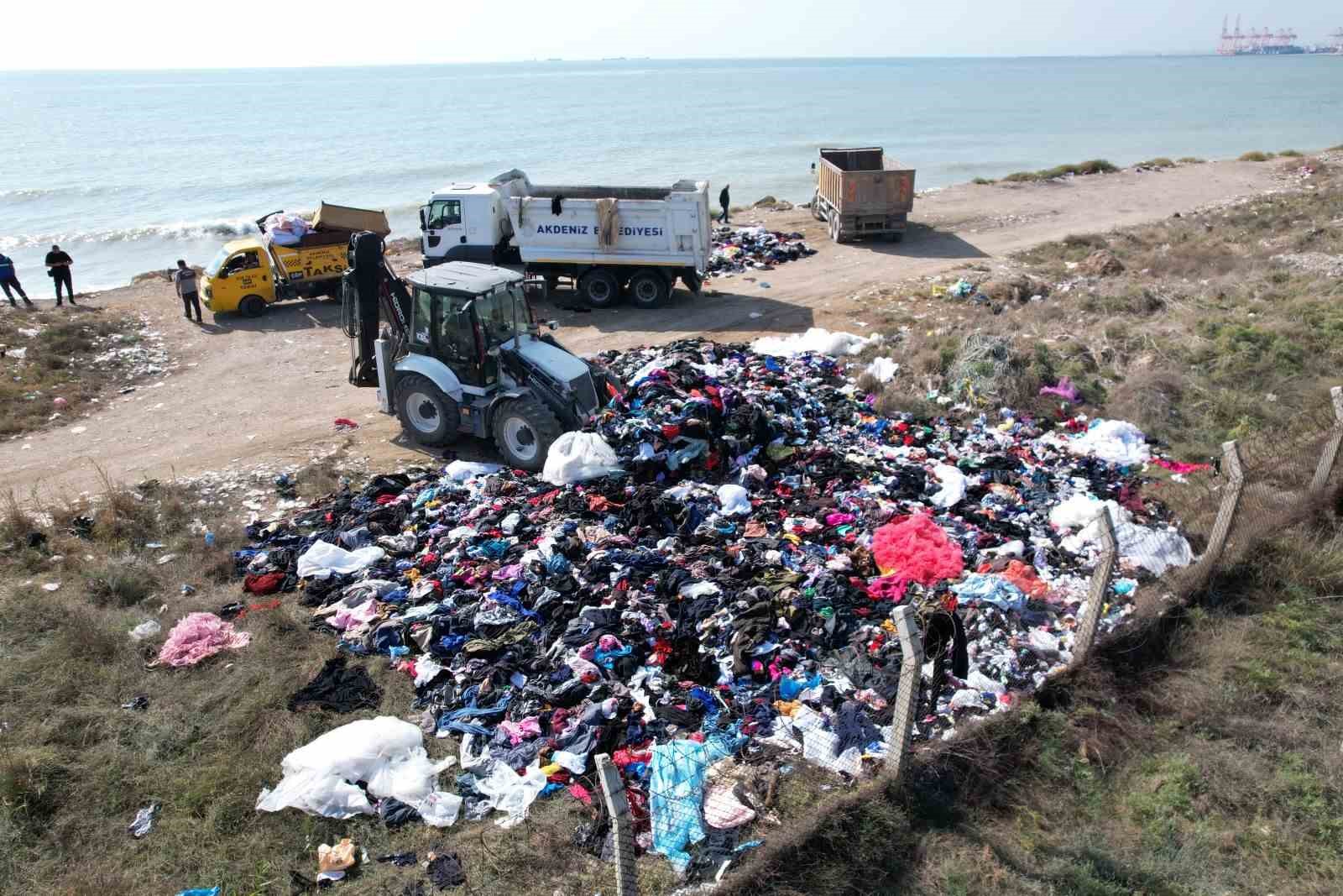 mersin sahilinde tepki ceken goruntu tonlarca tekstil atigi sahile dokuldu 1 l75y9BFt