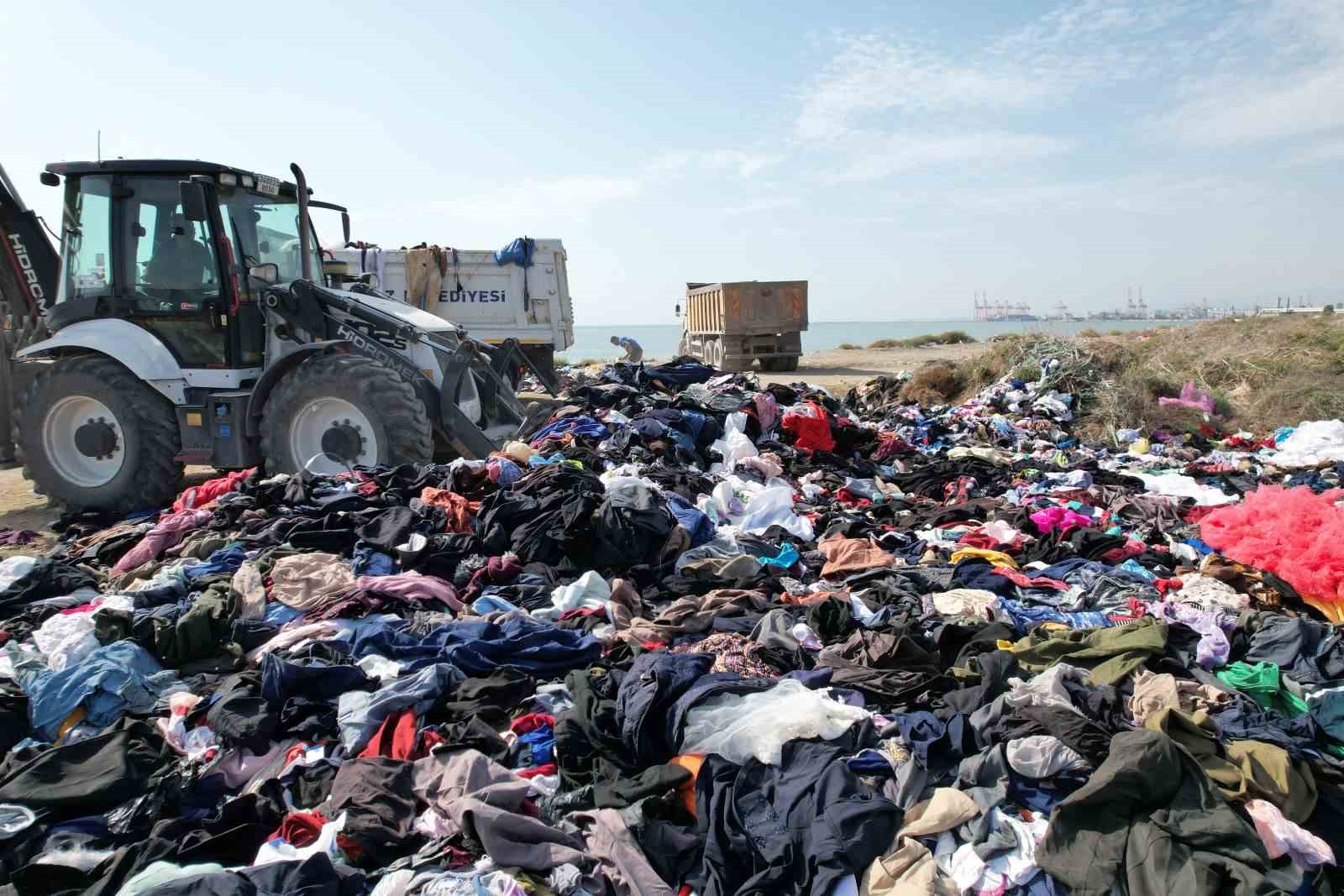 mersin sahilinde tepki ceken goruntu tonlarca tekstil atigi sahile dokuldu 2 KE1WLsjk