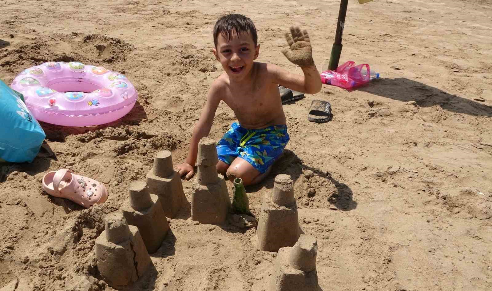 mersin sahilleri 9 gunluk tatili firsat bilen aileleri agirlamaya basladi 7 6psKbI5X