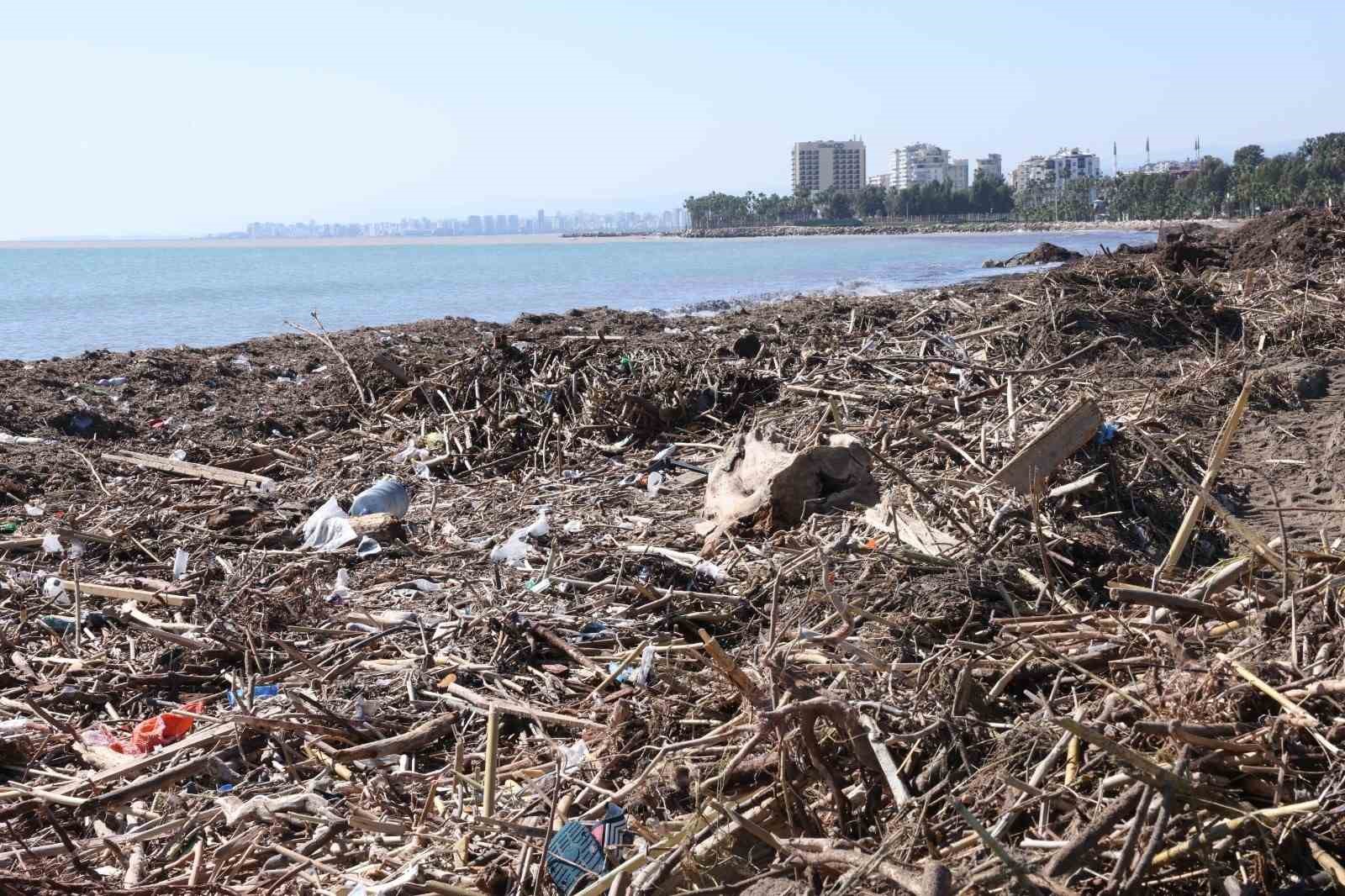 mersin sahillerinde selin denize tasidigi balciklar temizleniyor 0 62AfDIBP