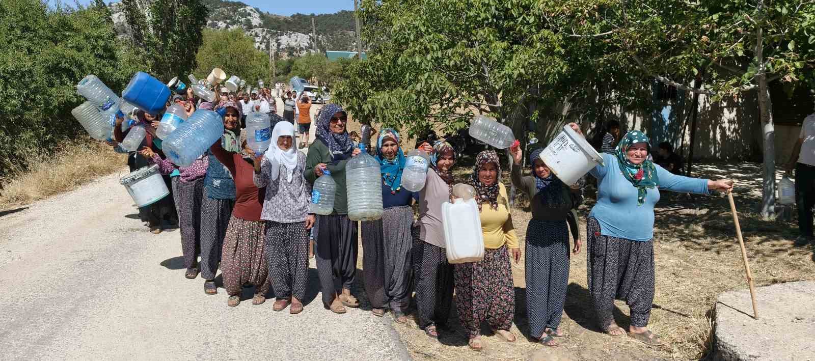 Mersin Silifke’de su sıkıntısı: Bidonlarla su taşıyan köylüler destek istedi 4 mersin silifkede su sikintisi bidonlarla su tasiyan koyluler destek istedi 0 lqMWBgLW