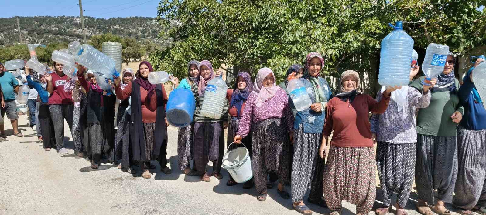 Mersin Silifke’de su sıkıntısı: Bidonlarla su taşıyan köylüler destek istedi 5 mersin silifkede su sikintisi bidonlarla su tasiyan koyluler destek istedi 1 XzO4JzjH