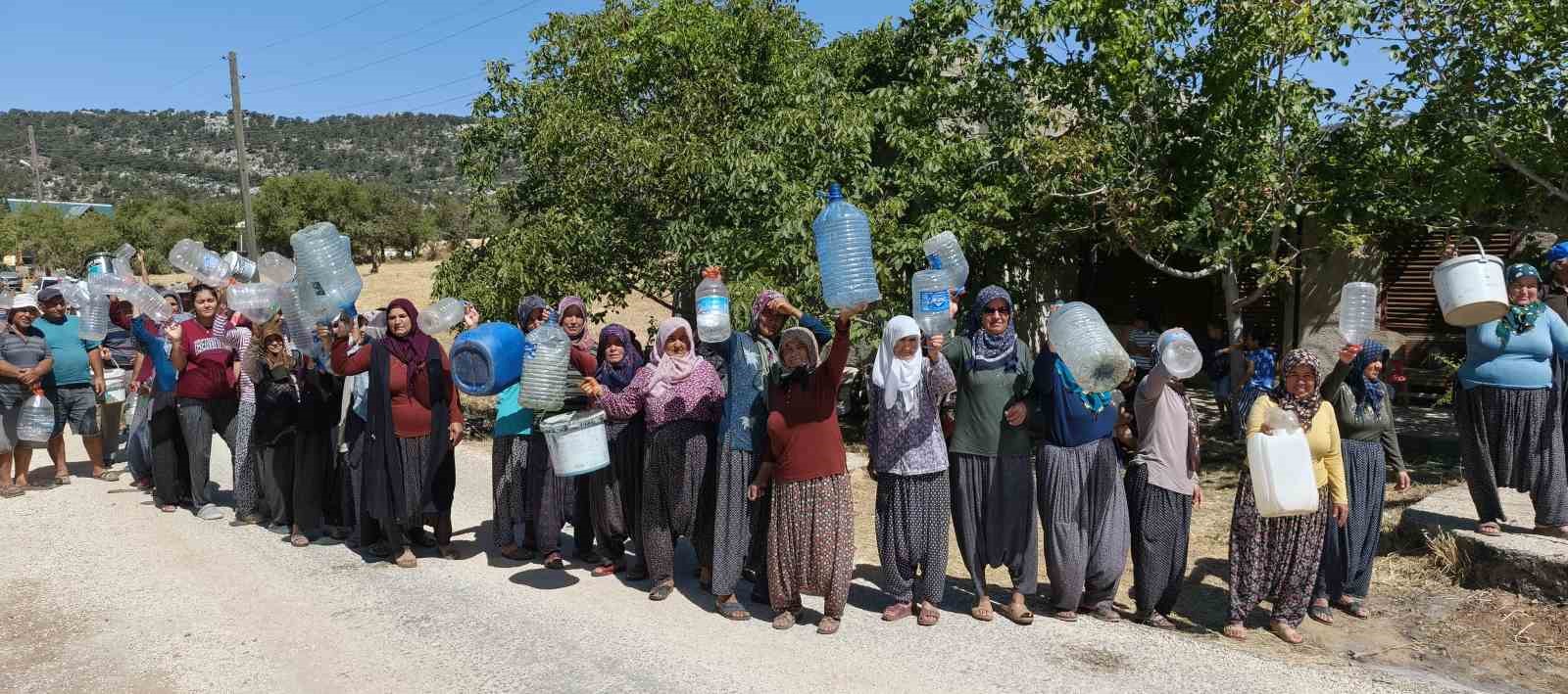Mersin Silifke’de su sıkıntısı: Bidonlarla su taşıyan köylüler destek istedi 6 mersin silifkede su sikintisi bidonlarla su tasiyan koyluler destek istedi 2 3cwQg4kw