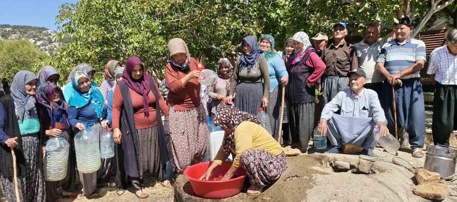 Mersin Silifke’de su sıkıntısı: Bidonlarla su taşıyan köylüler destek istedi 7 mersin silifkede su sikintisi bidonlarla su tasiyan koyluler destek istedi 3