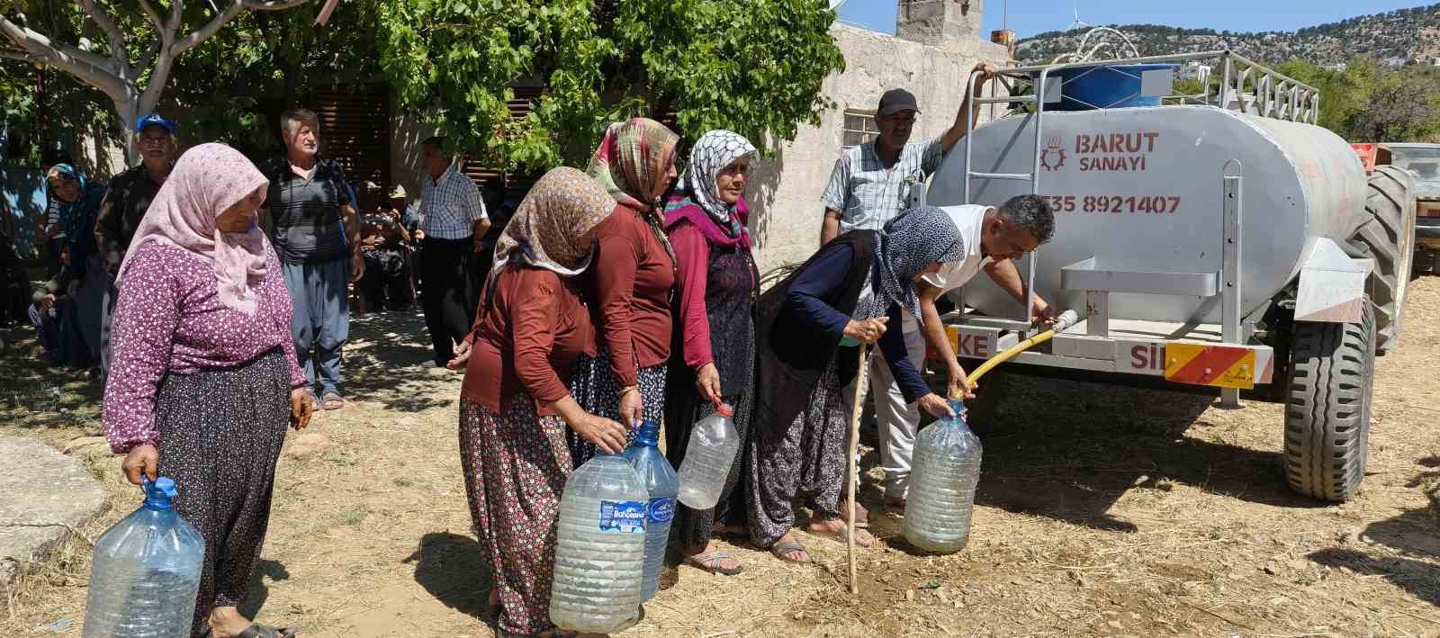 Mersin Silifke’de su sıkıntısı: Bidonlarla su taşıyan köylüler destek istedi 8 mersin silifkede su sikintisi bidonlarla su tasiyan koyluler destek istedi 4 fL5KbSQT