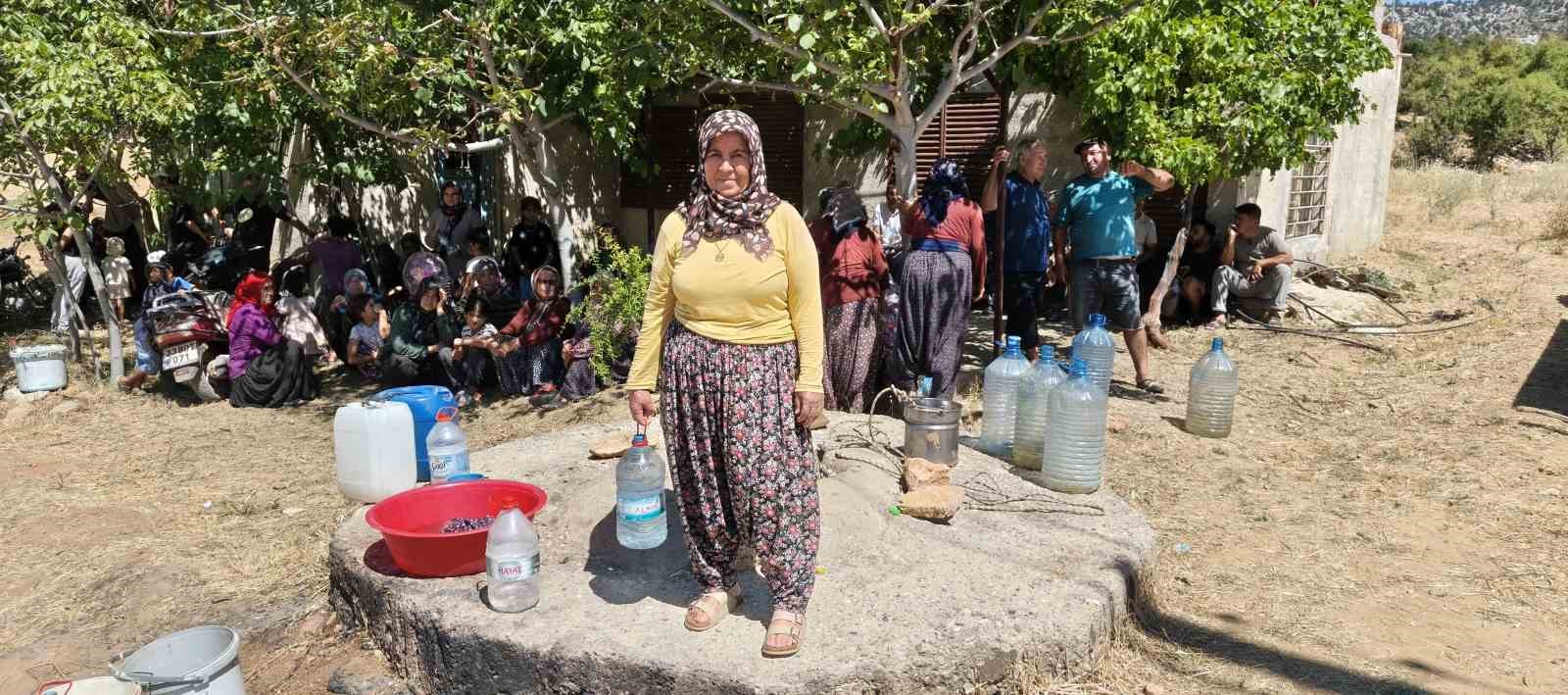 Mersin Silifke’de su sıkıntısı: Bidonlarla su taşıyan köylüler destek istedi 11 mersin silifkede su sikintisi bidonlarla su tasiyan koyluler destek istedi 7 YBNvGiGN