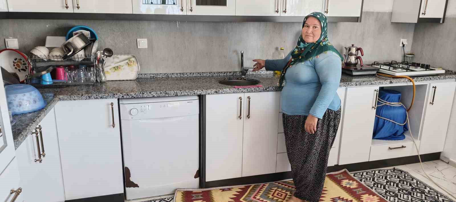 Mersin Silifke’de su sıkıntısı: Bidonlarla su taşıyan köylüler destek istedi 12 mersin silifkede su sikintisi bidonlarla su tasiyan koyluler destek istedi 8 VIfPZu44