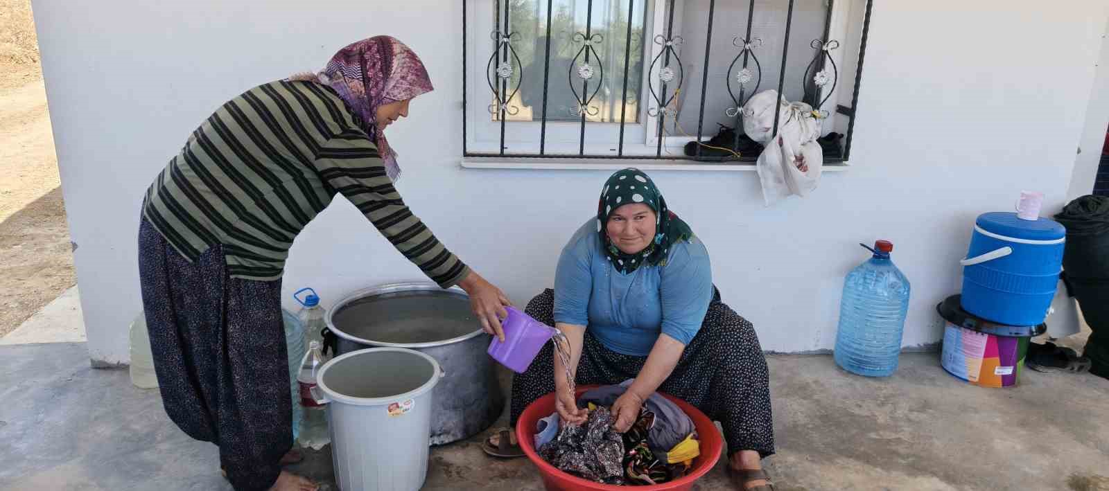 Mersin Silifke’de su sıkıntısı: Bidonlarla su taşıyan köylüler destek istedi 13 mersin silifkede su sikintisi bidonlarla su tasiyan koyluler destek istedi 9