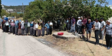 mersin-silifkede-su-sikintisi-bidonlarla-su-tasiyan-koyluler-destek-istedi-hQFKLskh.jpg