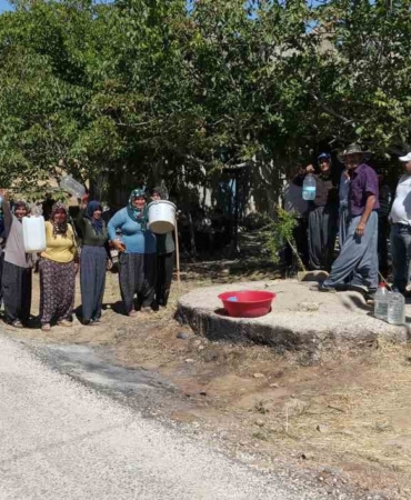 mersin-silifkede-su-sikintisi-bidonlarla-su-tasiyan-koyluler-destek-istedi-hQFKLskh.jpg