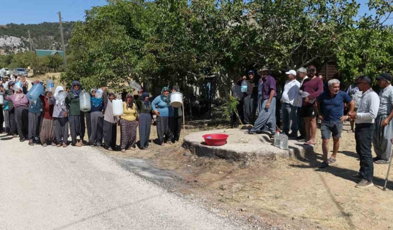 mersin-silifkede-su-sikintisi-bidonlarla-su-tasiyan-koyluler-destek-istedi-hQFKLskh.jpg
