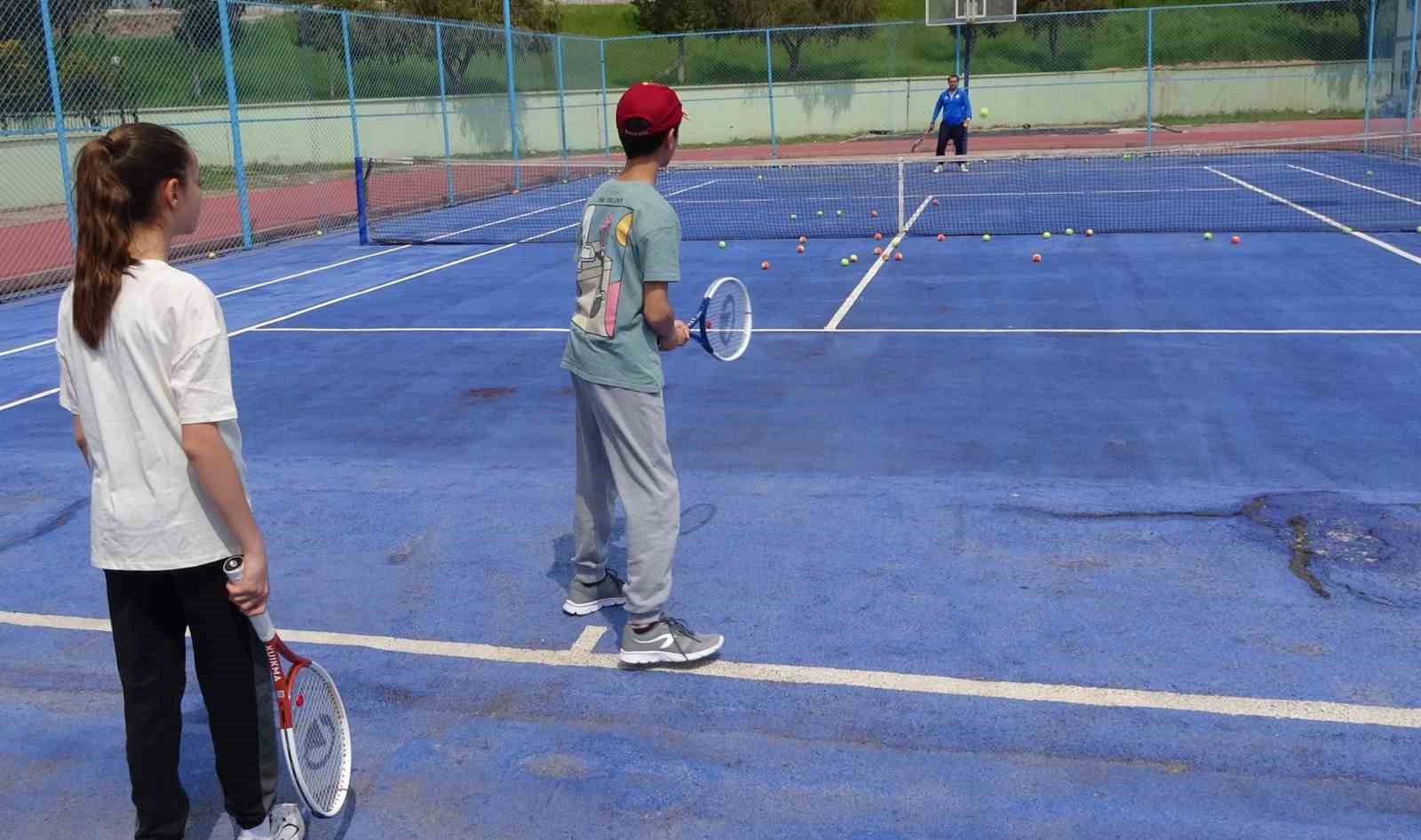 mersin universitesinde yuzlerce cocuk ve genc dijital bagimliliktan uzak sporla yetisiyor 5