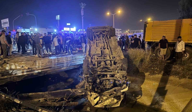 mersinde-10-kisinin-yaralandigi-kaza-ani-kamerada-LLAEXyPj.jpg