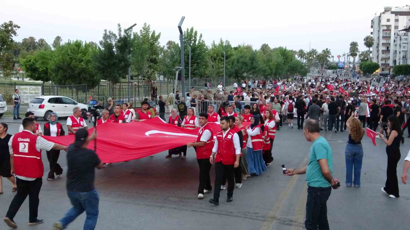 mersinde 15 temmuz yuruyusu duzenlendi demokrasi nobeti tutuldu 3 PfjsFDCV