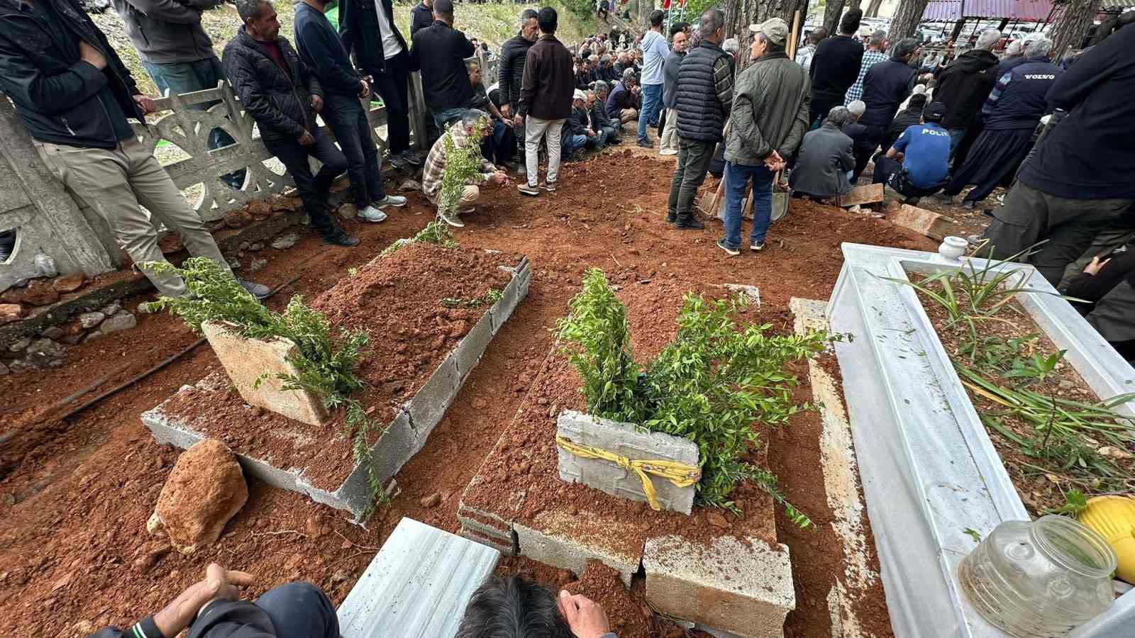 Mersin’de 2 kardeşin ölüm nedenini ’toksikolojik ve histopatolojik’ inceleme belirleyecek 5 mersinde 2 kardesin olum nedenini toksikolojik ve histopatolojik inceleme belirleyecek 1 Te1pUO8O