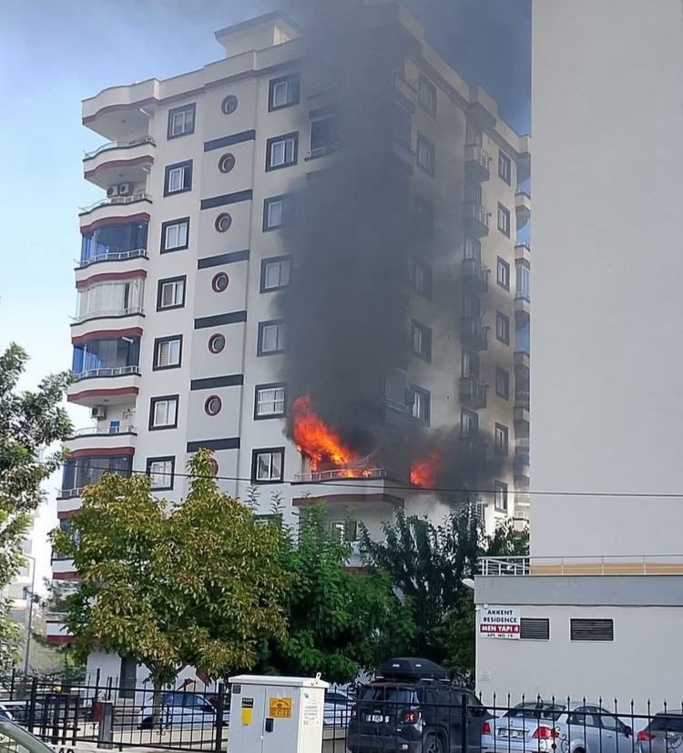 mersinde 9 katli binada yangin alevler daireyi sardi 0 Err9q3a5