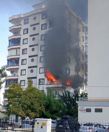 mersinde-9-katli-binada-yangin-alevler-daireyi-sardi-zK7T9Jh1.jpg