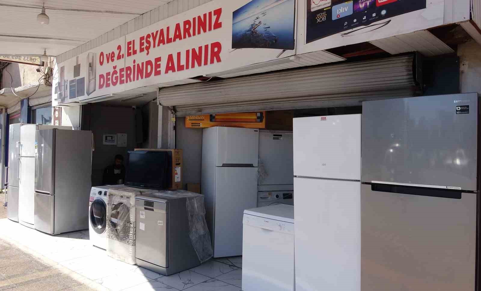 mersinde bir esnaf yardim etmek istedigi genc tarafindan soyuldu 0 rkMaK4h9