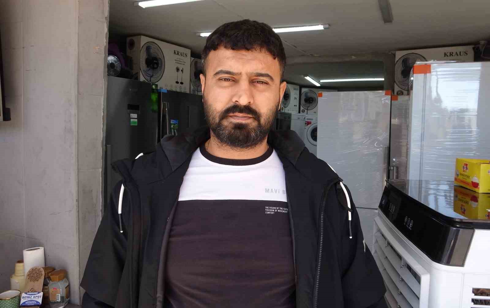 mersinde bir esnaf yardim etmek istedigi genc tarafindan soyuldu 1 RIgzTgW9