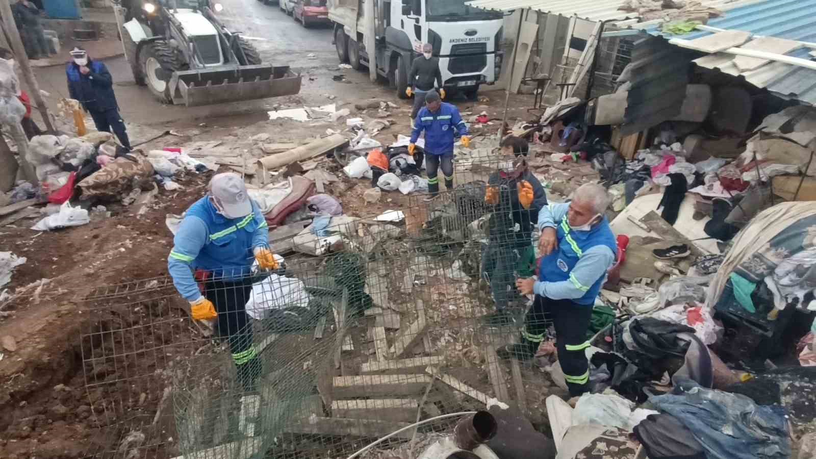 mersinde bir evden 10 kamyon cop cikarildi 1 p1Fc8pUt