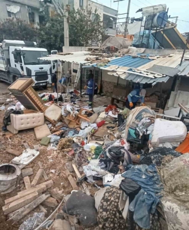 mersinde-bir-evden-10-kamyon-cop-cikarildi-jXsI27a6.jpg