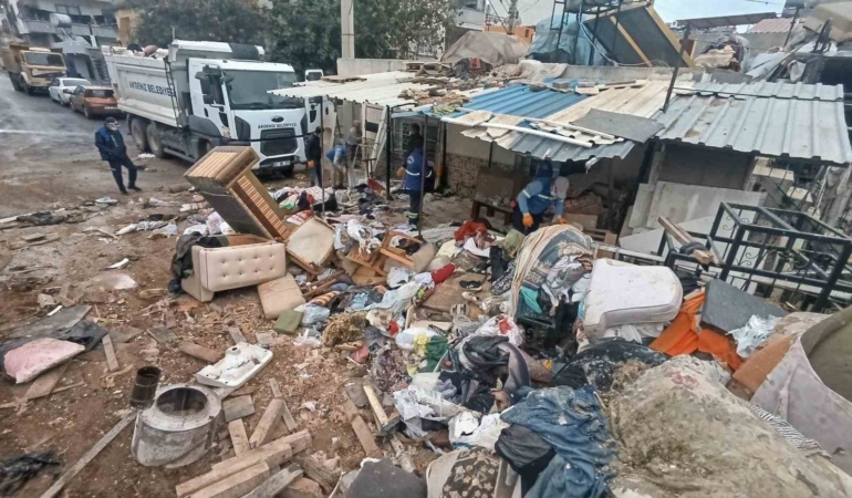 mersinde-bir-evden-10-kamyon-cop-cikarildi-jXsI27a6.jpg