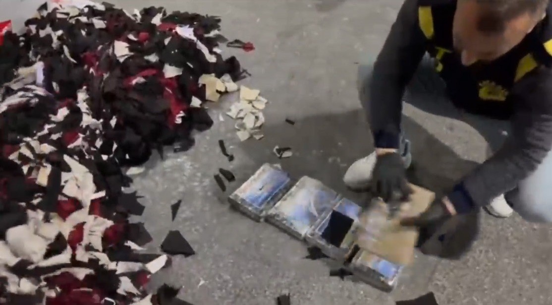 mersinde bir isyerinde 5 kilo 872 gram kokain ele gecirildi 1 vAKGmPic