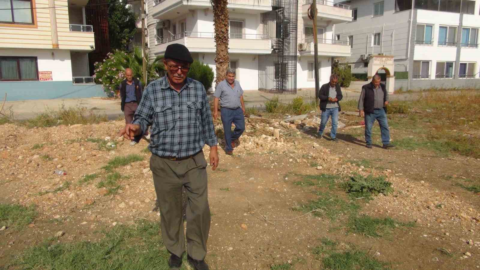 Mersin’de bir kişi yer altı su kaynaklarını bulabiliyor, bulduğunda elektrik çarpmışa dönüyor 4 mersinde bir kisi yer alti su kaynaklarini bulabiliyor buldugunda elektrik carpmisa donuyor 0 X5lQ6cSp