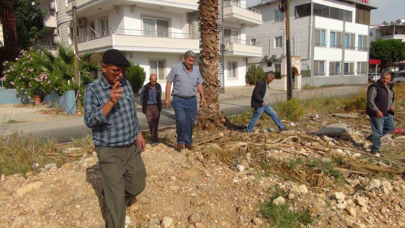 Mersin’de bir kişi yer altı su kaynaklarını bulabiliyor, bulduğunda elektrik çarpmışa dönüyor 9 mersinde bir kisi yer alti su kaynaklarini bulabiliyor buldugunda elektrik carpmisa donuyor 5 Kl1NG8gY