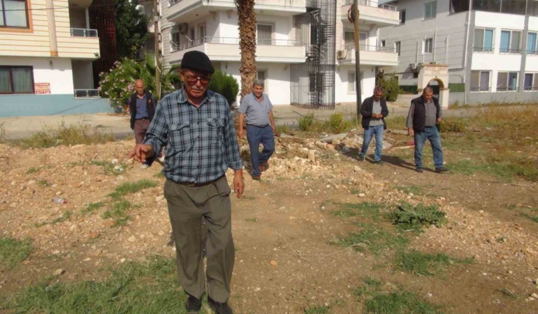 mersinde-bir-kisi-yer-alti-su-kaynaklarini-bulabiliyor-buldugunda-elektrik-carpmisa-donuyor-aVCx7B35.jpg