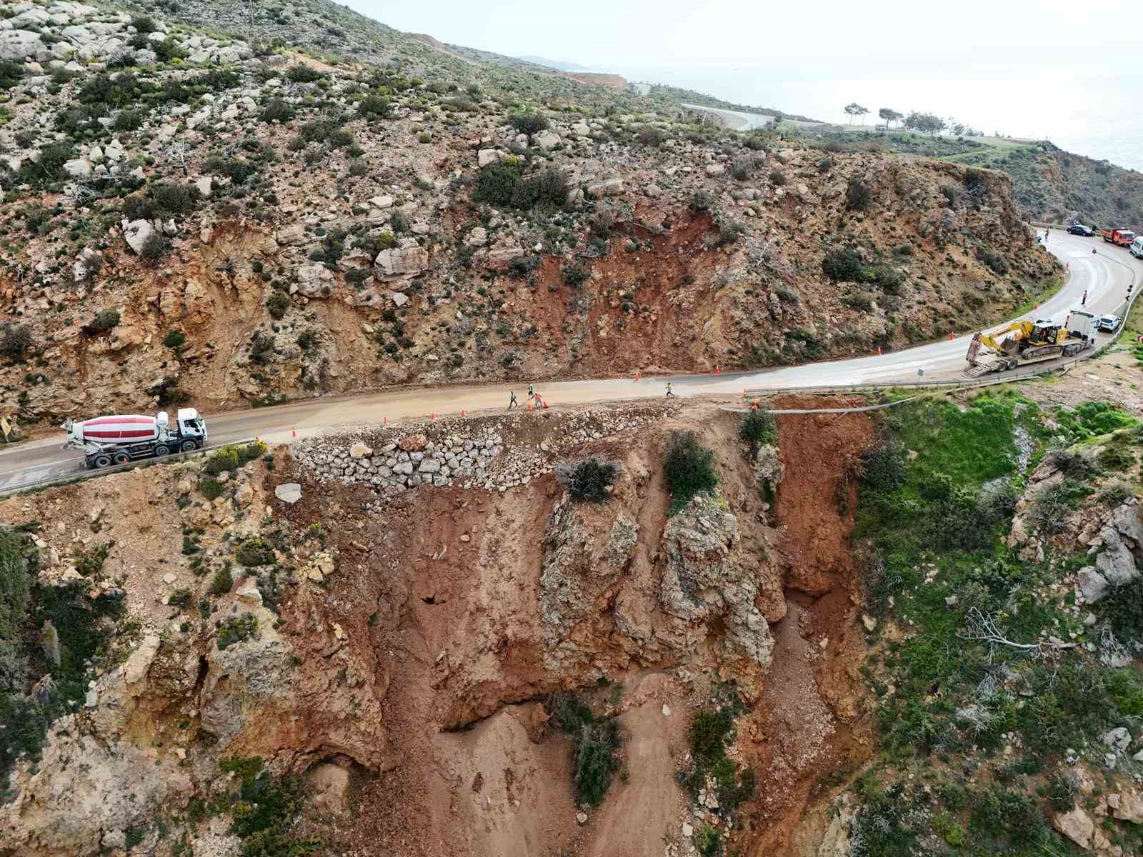 mersinde coken yolda calismalar suruyor mersin antalya yolunda trafik kontrollu saglaniyor 2