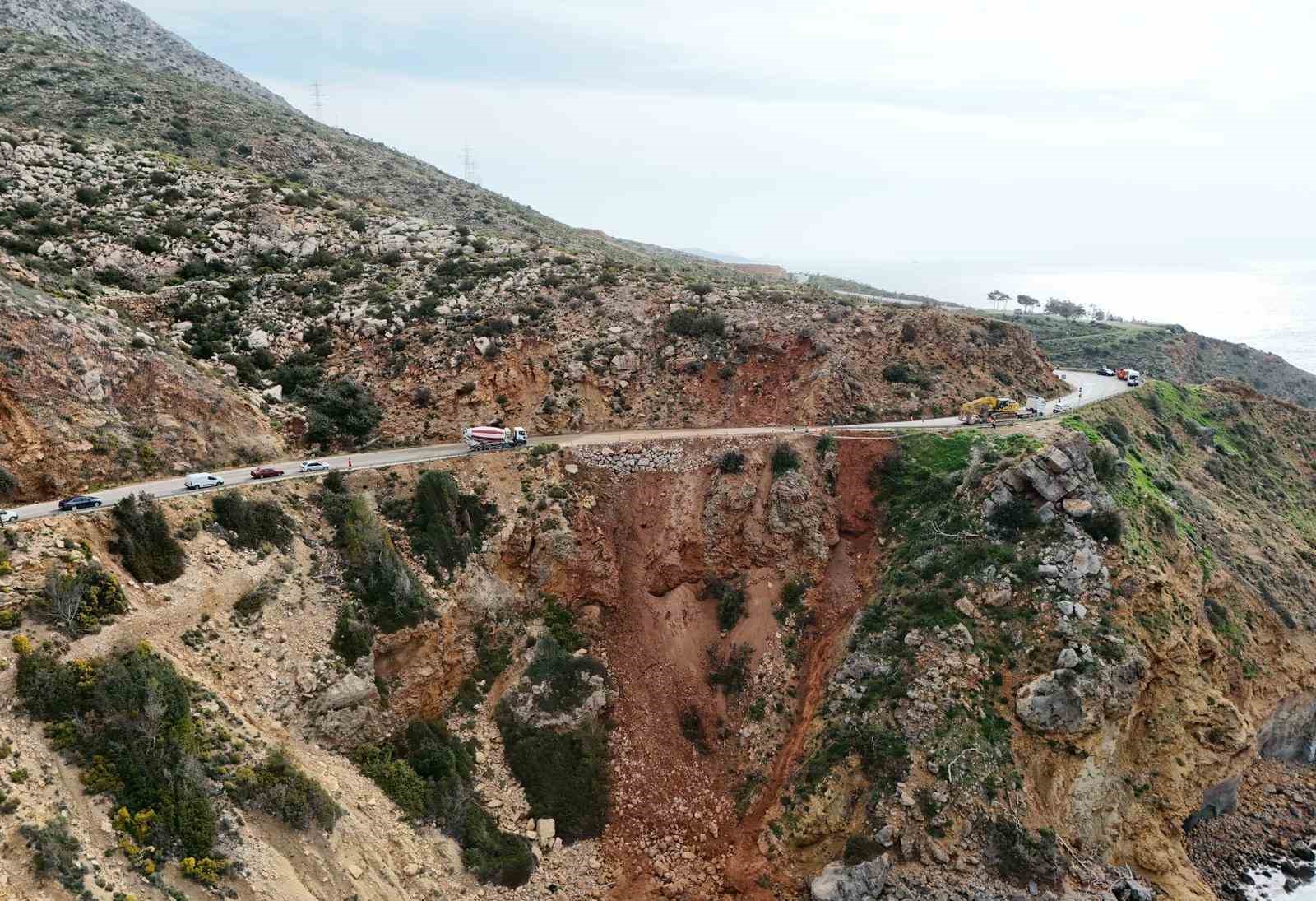 mersinde coken yolda calismalar suruyor mersin antalya yolunda trafik kontrollu saglaniyor 3 DP6rhTC2