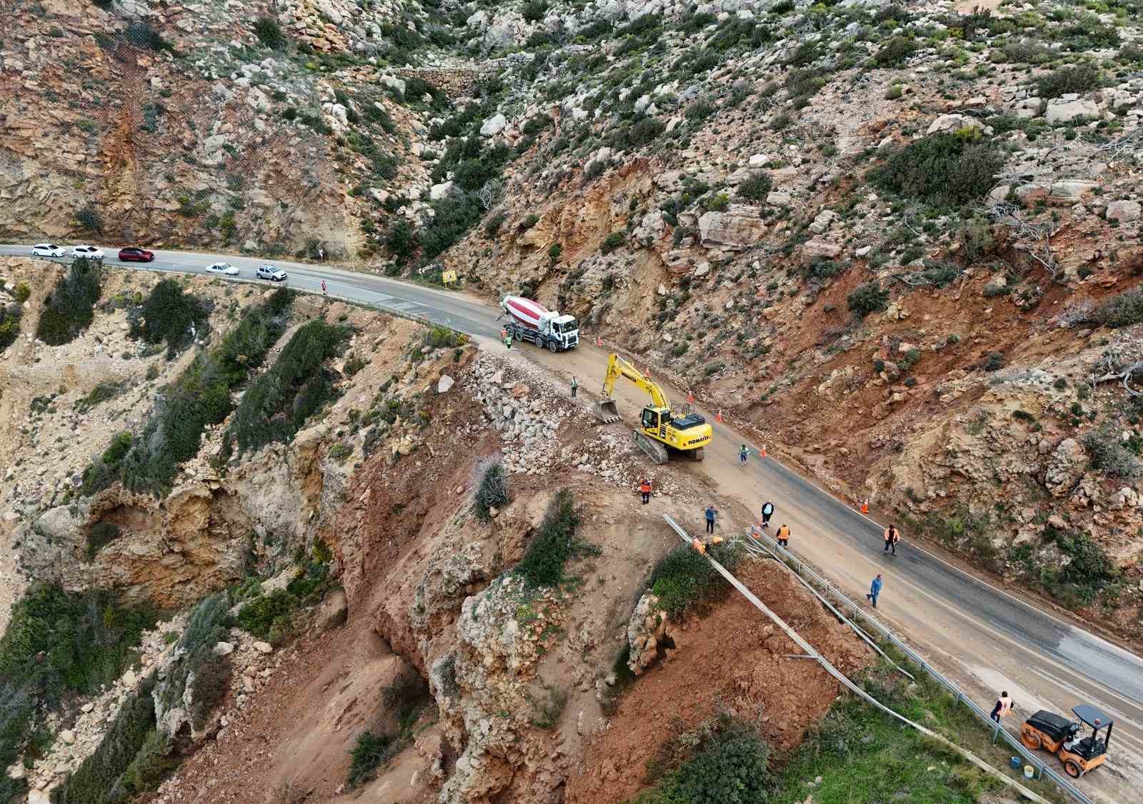 mersinde coken yolda calismalar suruyor mersin antalya yolunda trafik kontrollu saglaniyor 4 JHWMF7ZE