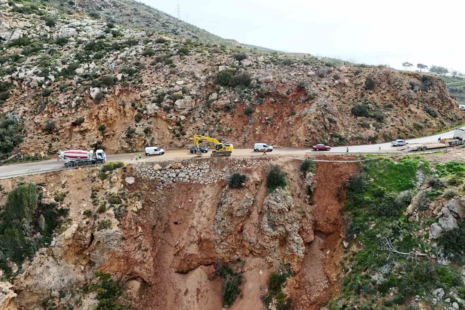 mersinde coken yolda calismalar suruyor mersin antalya yolunda trafik kontrollu saglaniyor 5 dUHYJmUg